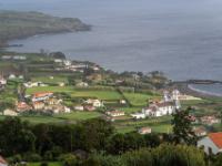 Teleblick von einem Aussichtspunkt auf Almoxarife - Faial